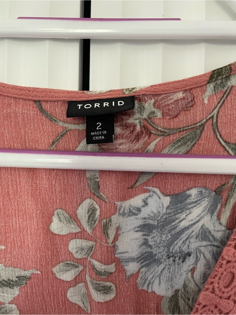 Torrid Dusty Rose Floral Crochet-Trim Peasant Blouse Size 2 - Picture 3 of 4